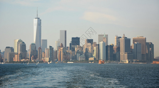 纽约市StasternIslandFerry船在曼哈顿下游天图片