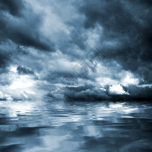 雨前的黑暗风暴云在水位上图片