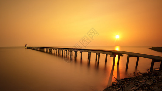 日落时木桥图片