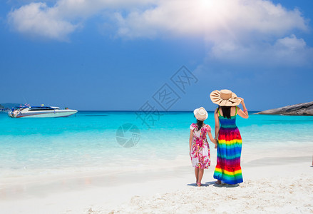 亚洲母亲和她的女儿在热带海滩图片