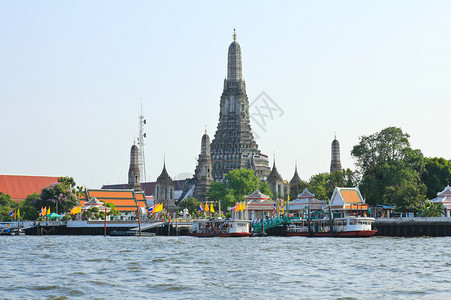 泰国曼谷ChaoPhraya河上的WatAr图片