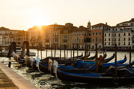 意大利威尼斯的威尼斯运河古典景象与贡多拉斯Venic图片