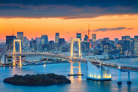 日本东京的城市景观图像与日落时的彩虹桥图片