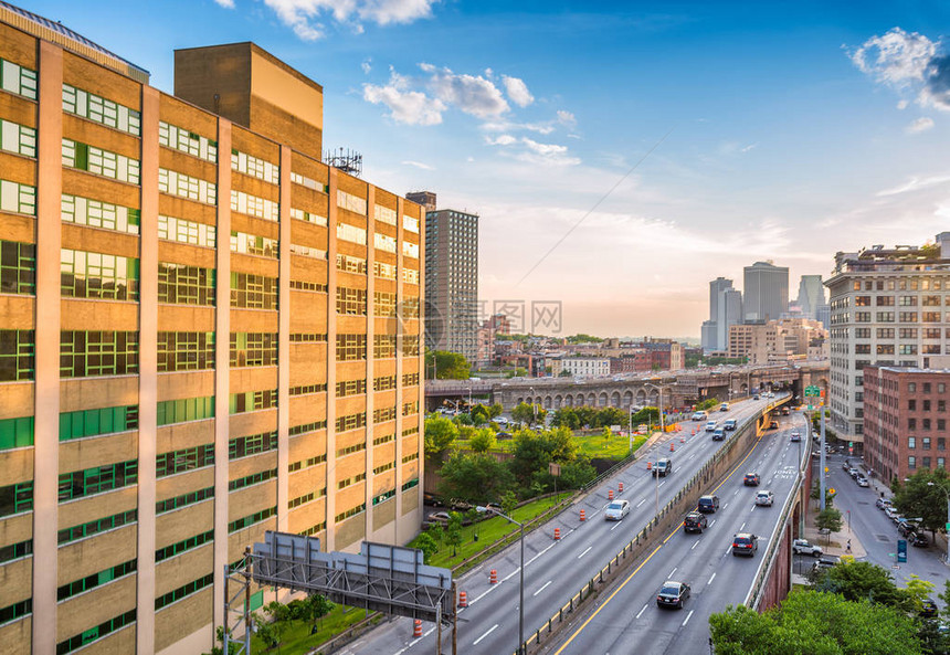 纽约市道路沿线的交通图片