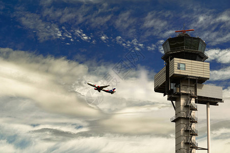 客机在多云的天空和莱比锡机场背景图片