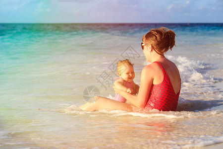 妈妈和小女儿在沙滩玩得开心图片