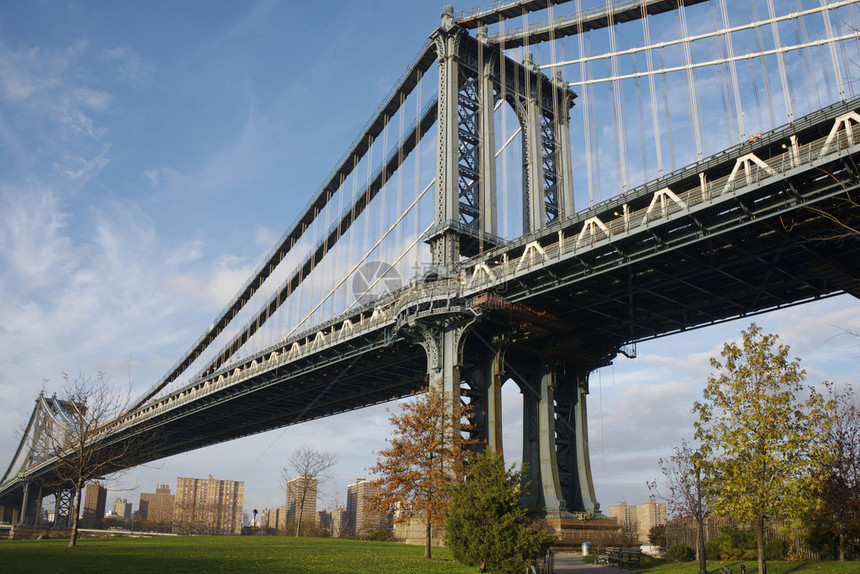 从布鲁克林看曼哈顿大桥的低角度视图图片