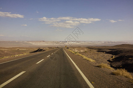 阿塔卡马沙漠路蓝色的天空伸图片