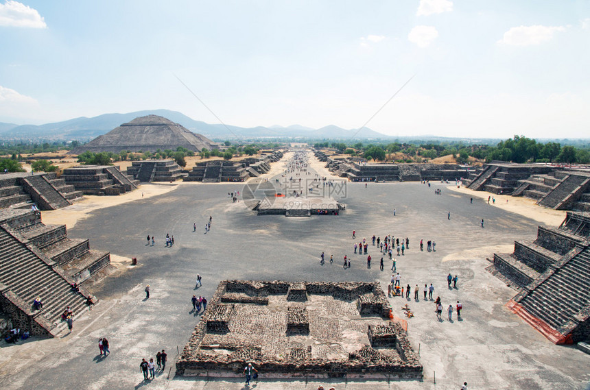 墨西哥Teotihuacan月球金字塔的亡灵大道图片