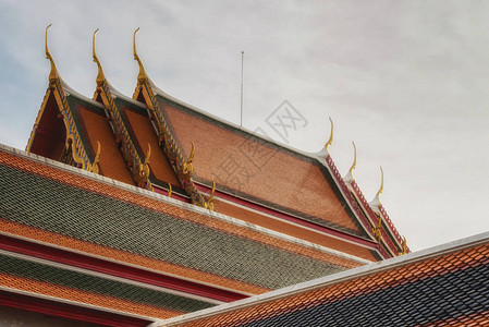 Pho佛教建筑屋顶上典型的建筑装饰物图片