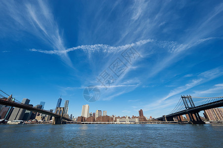 从布鲁克林大桥和纽约市曼哈顿大桥之间的布鲁克林看图片