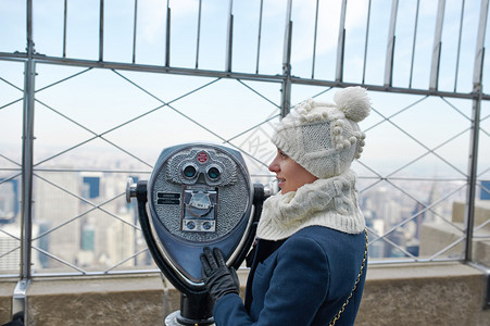 纽约市的女人背景是双筒望远镜和图片