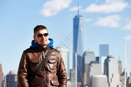 纽约市曼哈顿天际的男图片