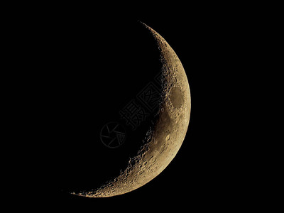 2019年8月4日生长中的月球上非图片