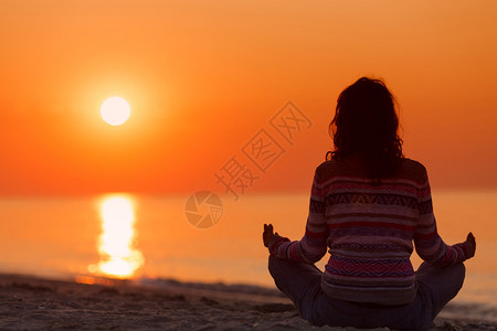女瑜伽莲花冥想姿势的女休眠轮椅在太阳图片