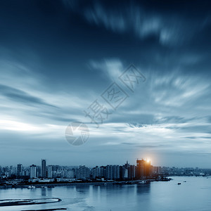 在黄昏的上海大城市俯图片
