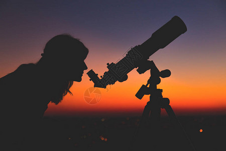 晚上使用望远镜的女孩图片