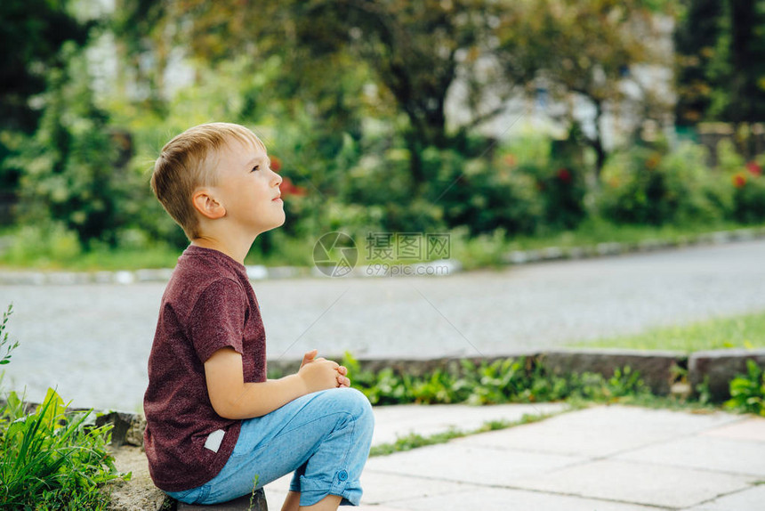 可爱的小男孩在阳光明媚的一天仰望天空图片