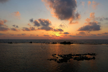 以色列北部地中海沿岸的日落图片