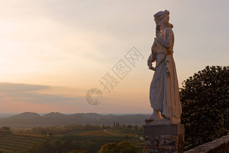 意大利Friuli地区Rosazzo修道院露台新古典女大理石雕像图片