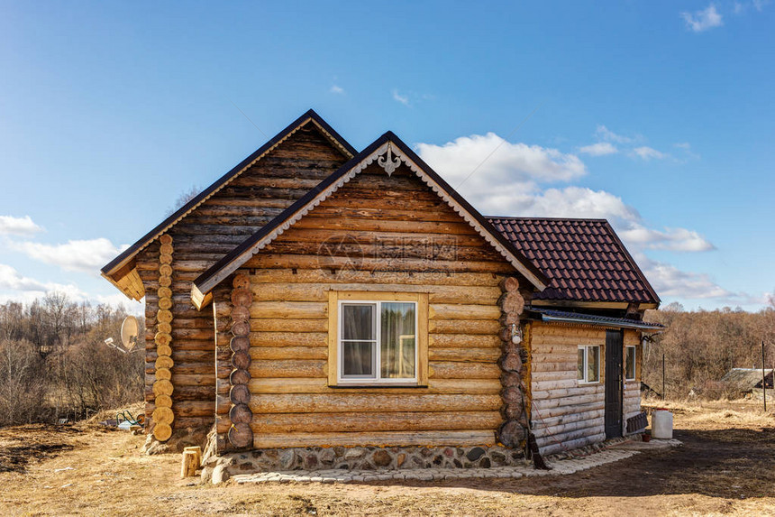 俄罗斯村庄的典型木屋图片