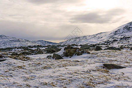 岩石多雪的北极景观图片