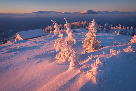 山上霜的早晨日出多彩冬天风景图片