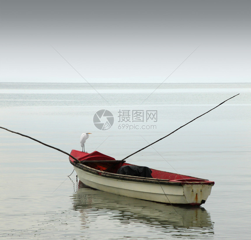 一艘孤单的划艇在宁静的海洋上对抗沉图片