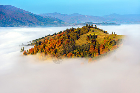 森林中卡帕提山的美丽秋景高清图片