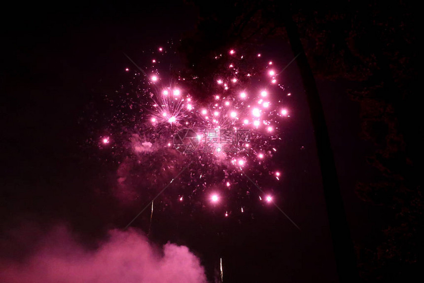 抽象的粉红色烟花爆炸新年庆祝节日图片