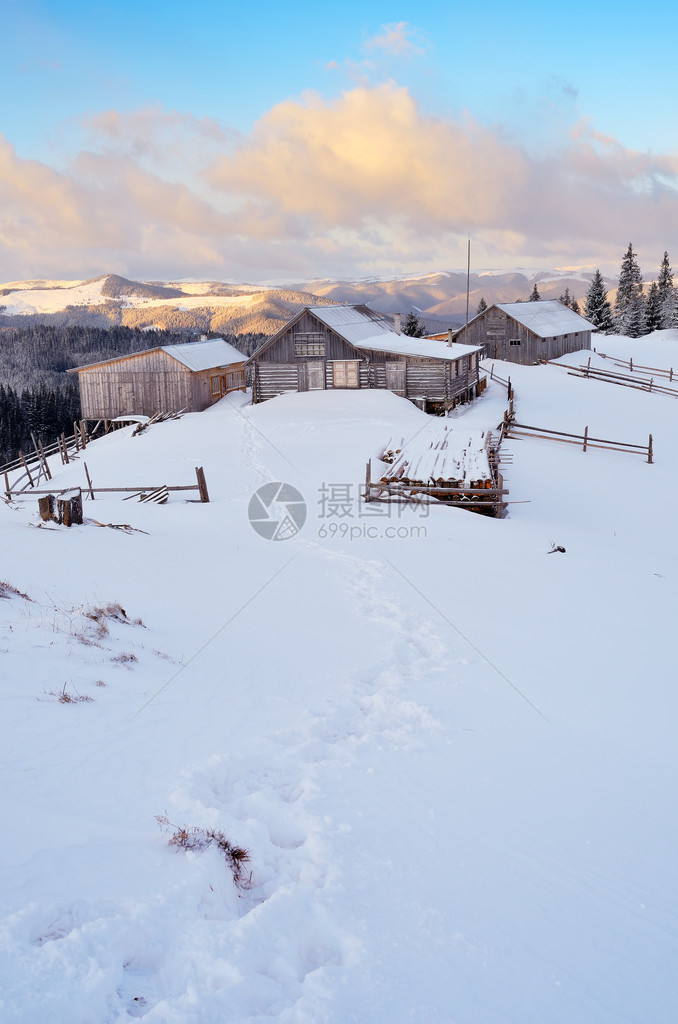 冬季风景山牧羊人的木制房屋喀尔巴阡图片