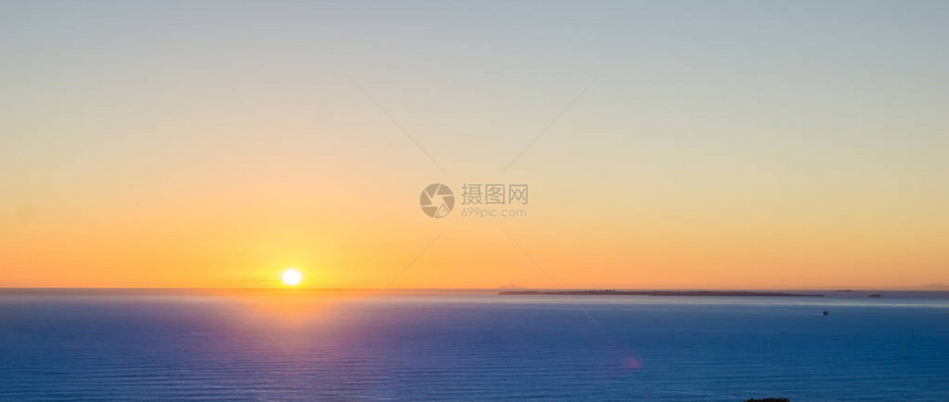蓝海全景地平线上的日出橙色亮光照图片