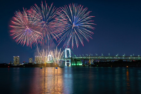 日本东京彩虹桥的烟花图片