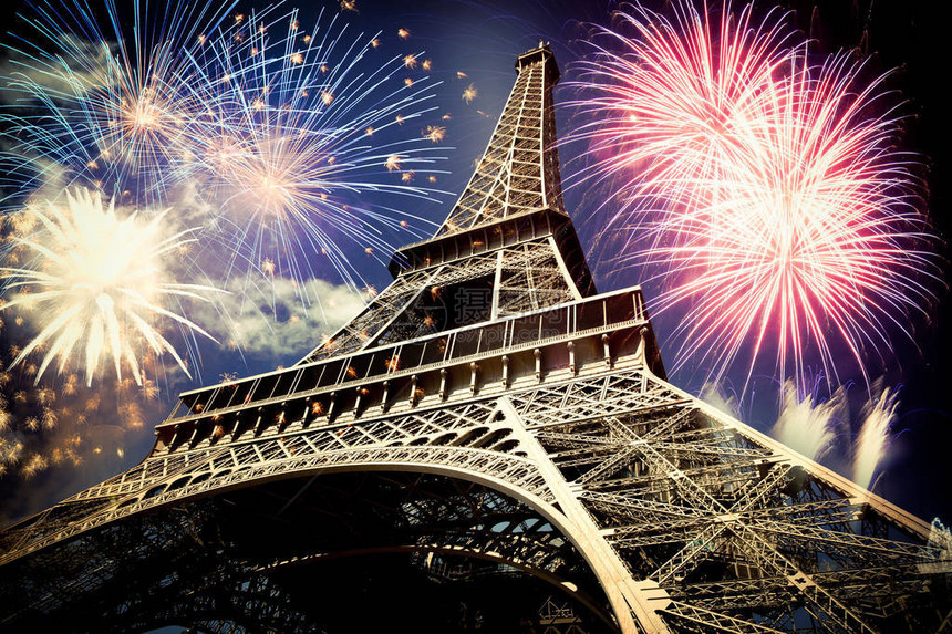 Eiffel塔法国巴黎与烟火一起在图片