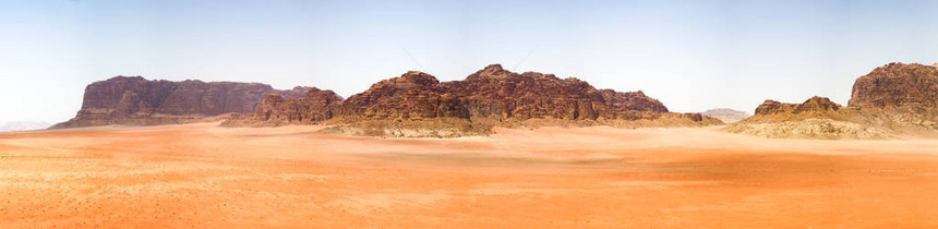 沙漠中岩层的全景图片