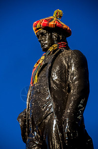 罗伯特伯恩斯苏格兰诗人雕像在乔治广场格拉斯哥身着盛装图片