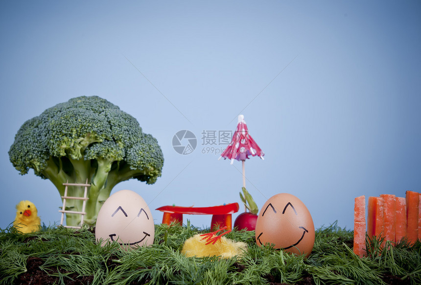 用蔬菜制成的花园里流着鸡蛋图片