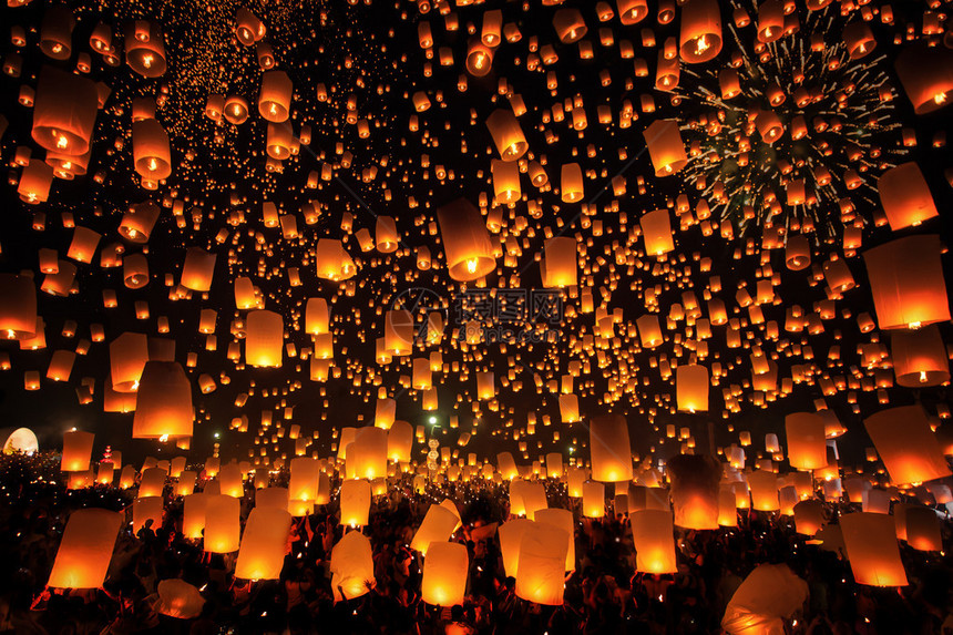 泰国清迈Tudongkasatarn的泰国人浮灯Tudongkasatarn是每年举行浮图片