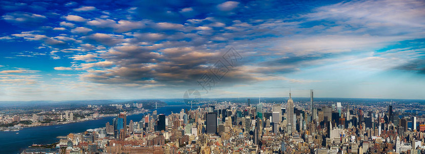 纽约市的日落鸟瞰图图片