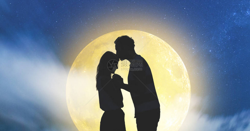 满月星空下一对年轻夫妇的剪影图片