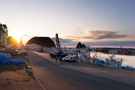 日出时日本北海道挤满船只的码头图片