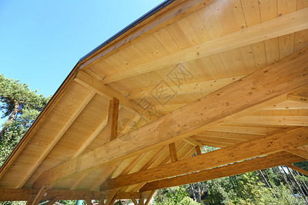 室外车棚木屋顶施工图片