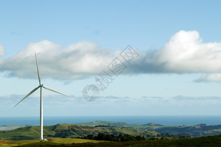 山上巨型风力涡轮机图片