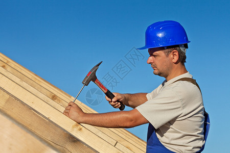 在屋顶木结构上工作的木匠图片
