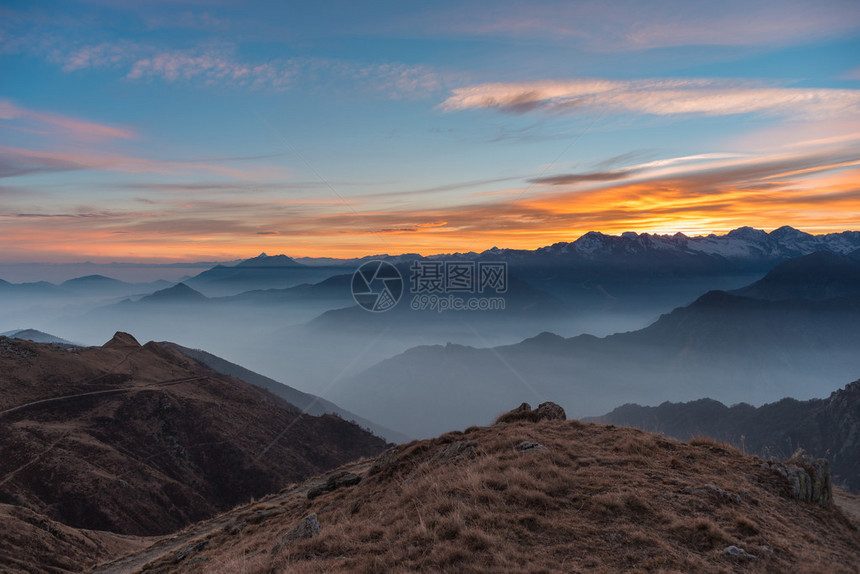意大利法国阿尔卑斯山脉高山峰背后的多彩阳光图片
