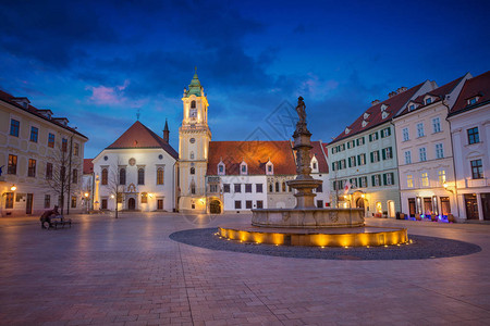 斯洛伐克布拉迪斯拉发主广场和旧市政厅的城市景观图像图片