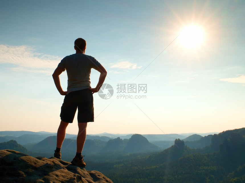 快乐旅行者正站在岩石帝国公园的沙石岩峰上图片