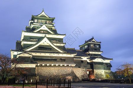 日本北九州熊本城的黄昏图片