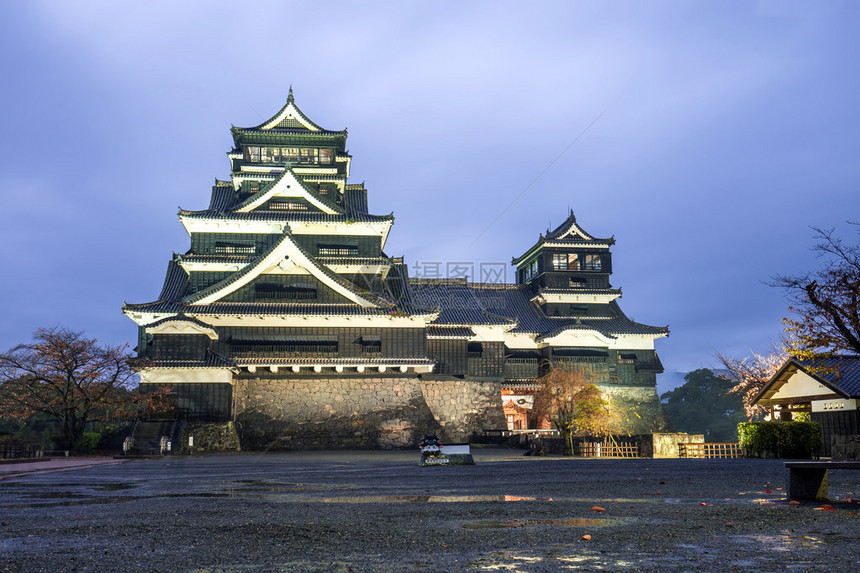 日本北九州熊本城的黄昏图片