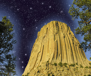 怀俄明州魔鬼塔的夜色图片